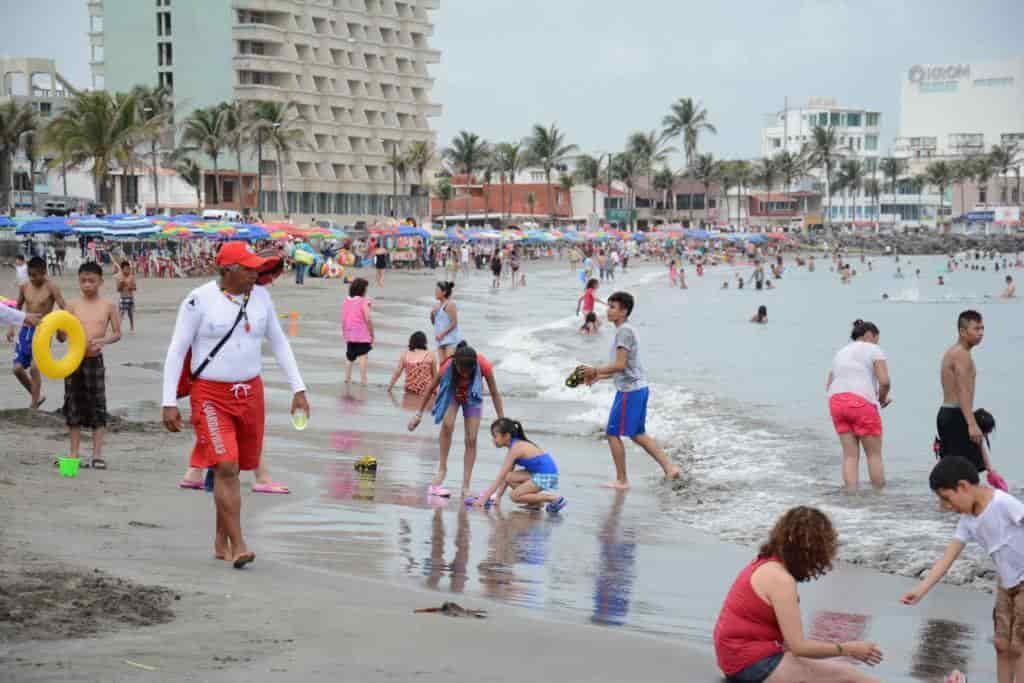 Guardavidas de Veracruz, capacitados en primeros auxilios y rescates en el mar