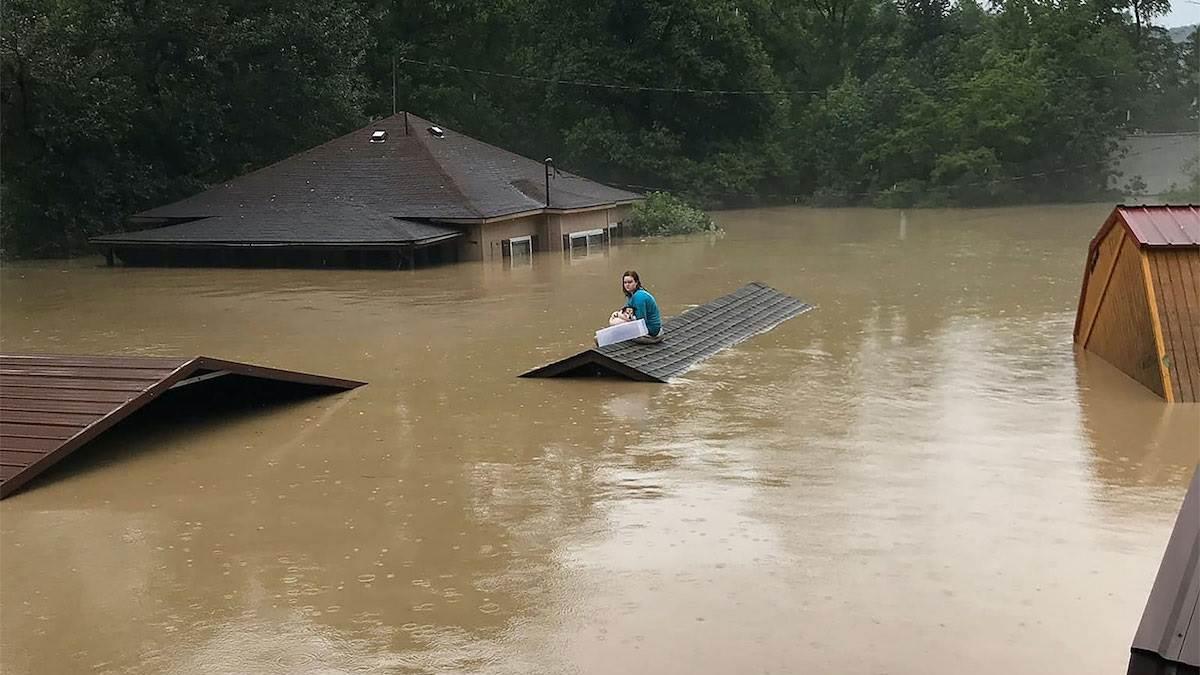 Nada hasta llegar a techo y se salva con su perrito durante inundación en Kentucky