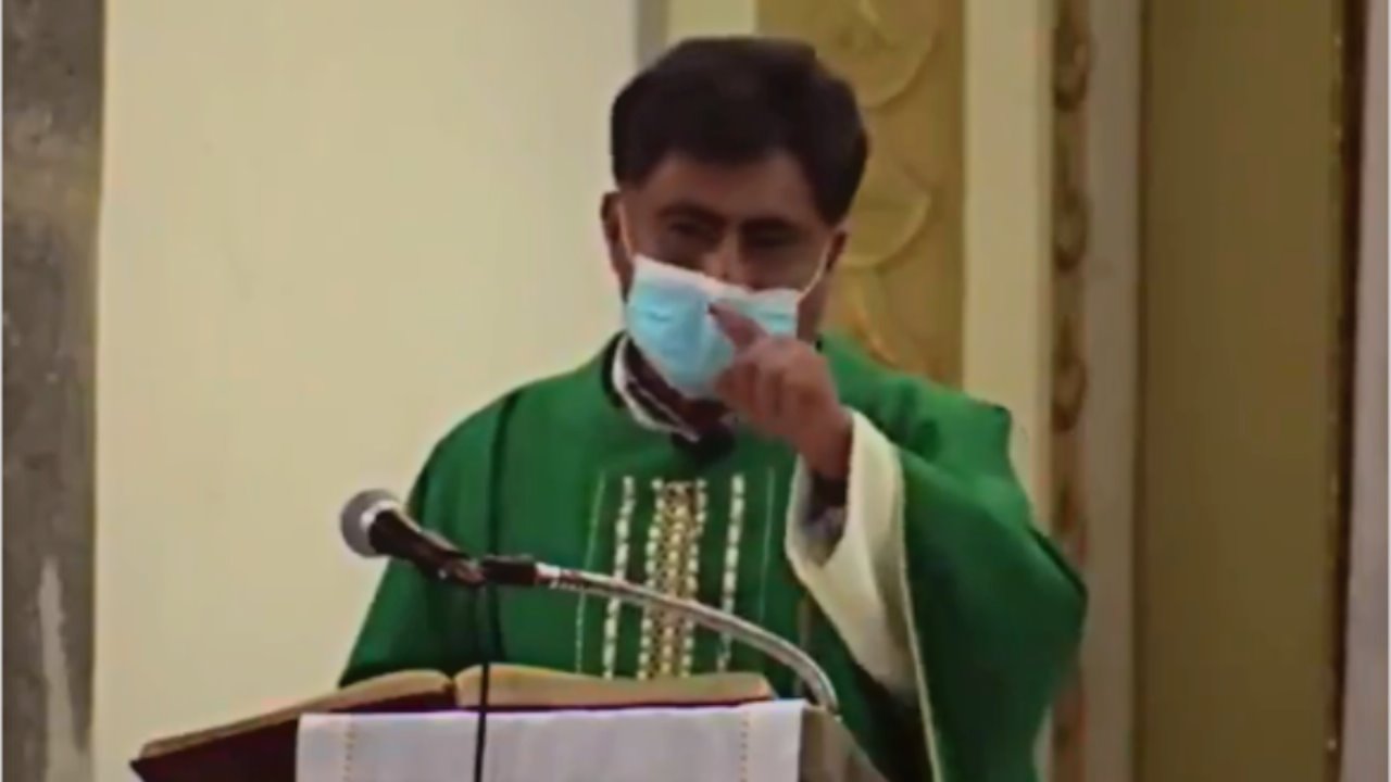 (+Vídeo) Son “cosas del demonio”, sacerdote da sermón contra comunidad LGBTIQ+