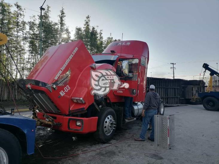 Vuelca tráiler en rotonda del parque industrial de Orizaba