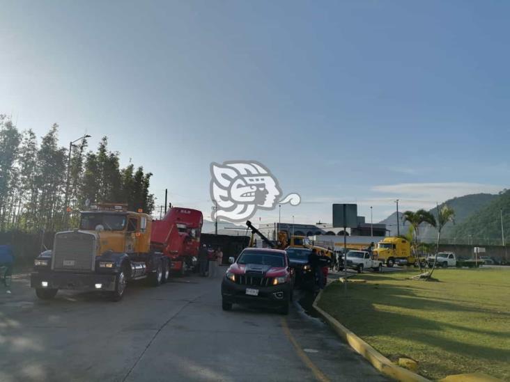 Vuelca tráiler en rotonda del parque industrial de Orizaba