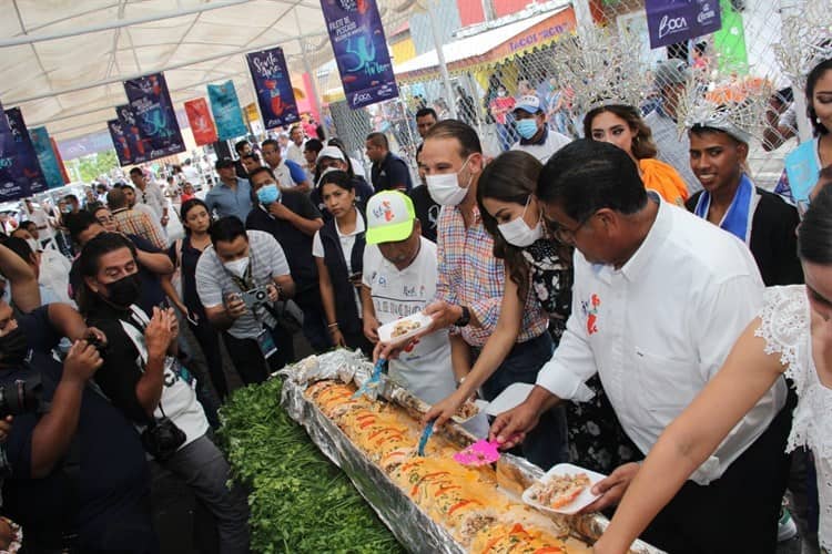 Boqueños degustan del filete relleno de mariscos por Fiestas de Santa Ana 2022(video)