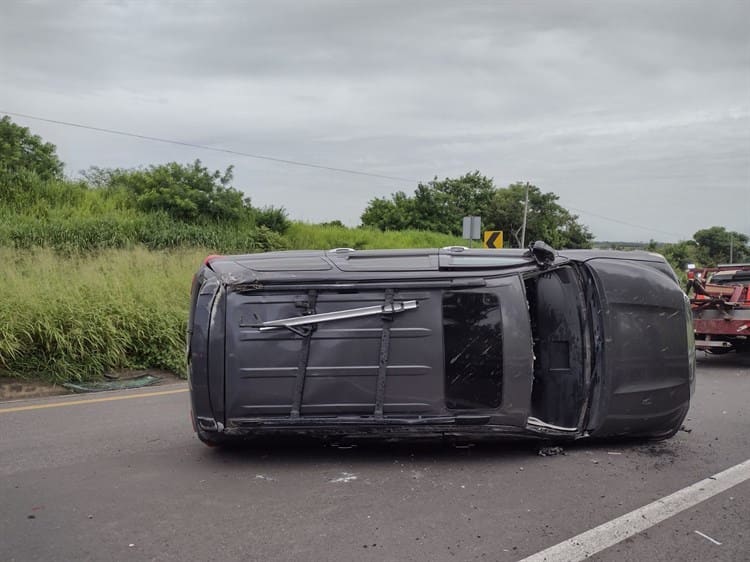 ¡Se vuelcan! Familia a bordo de camioneta sufre accidente en Paso del Toro-Santa Fe