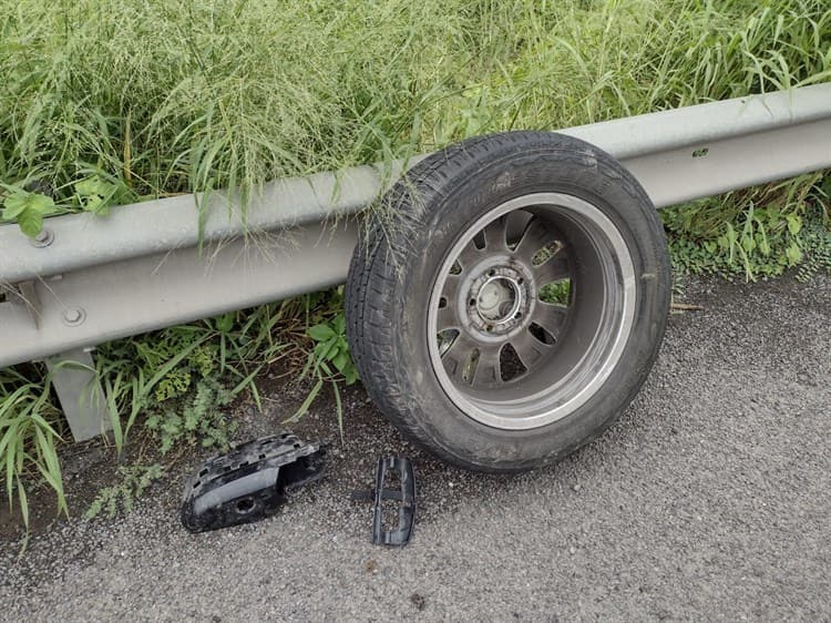 ¡Se vuelcan! Familia a bordo de camioneta sufre accidente en Paso del Toro-Santa Fe