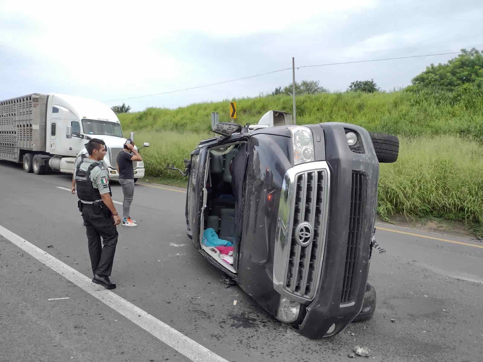 ¡Se vuelcan! Familia a bordo de camioneta sufre accidente en Paso del Toro-Santa Fe