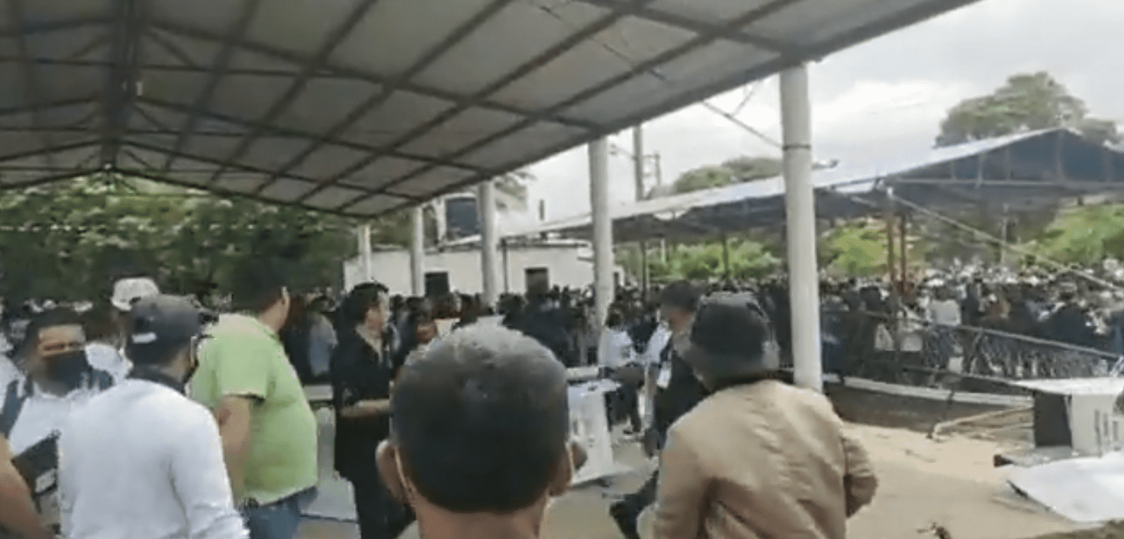 En Oaxaca, destruyen boletas y acusan de acarreo en elecciones interna de Morena