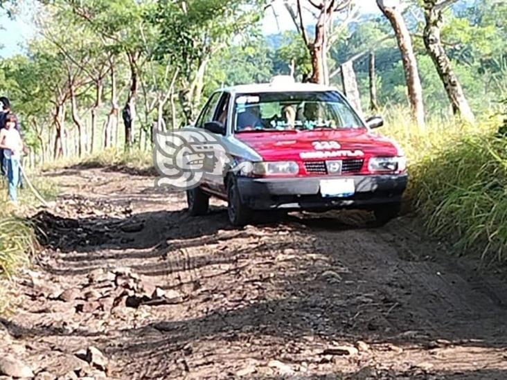 Piden reparar terracería en Misantla; ‘ni con la grava ayudan’