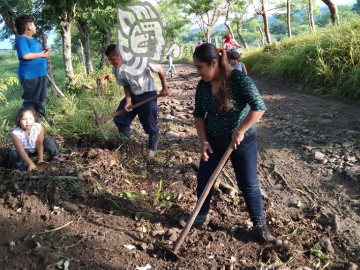 Piden reparar terracería en Misantla; ‘ni con la grava ayudan’