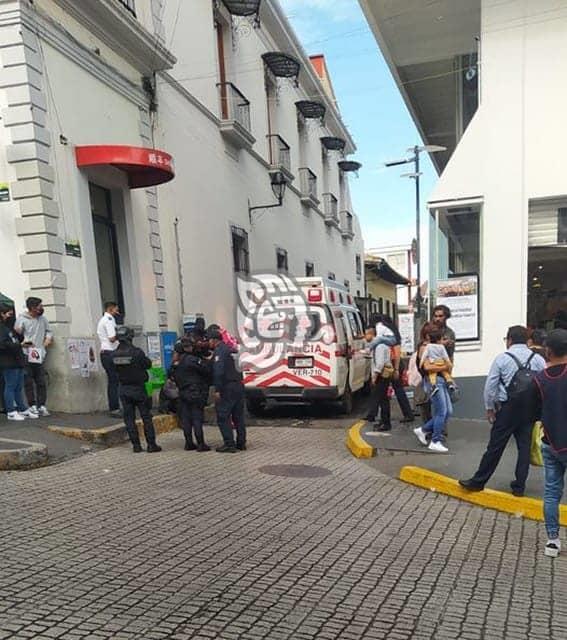 Ebrio sujeto resbala en céntrico callejón de Xalapa