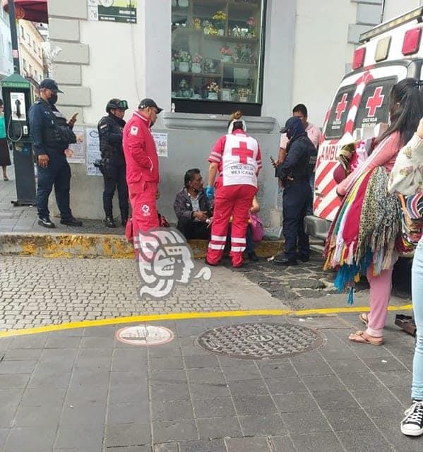 Ebrio sujeto resbala en céntrico callejón de Xalapa