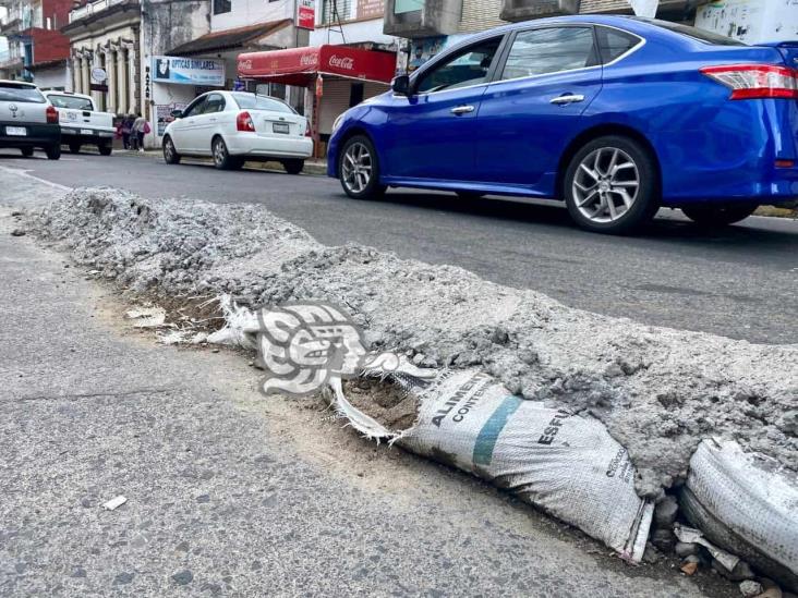 Tope mal hecho en calle de Xalapa pone en riesgo a automovilistas y peatones