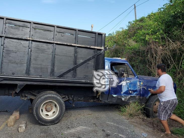 Volcadura desquicia tráfico vehicular en carretera Misantla-Martínez