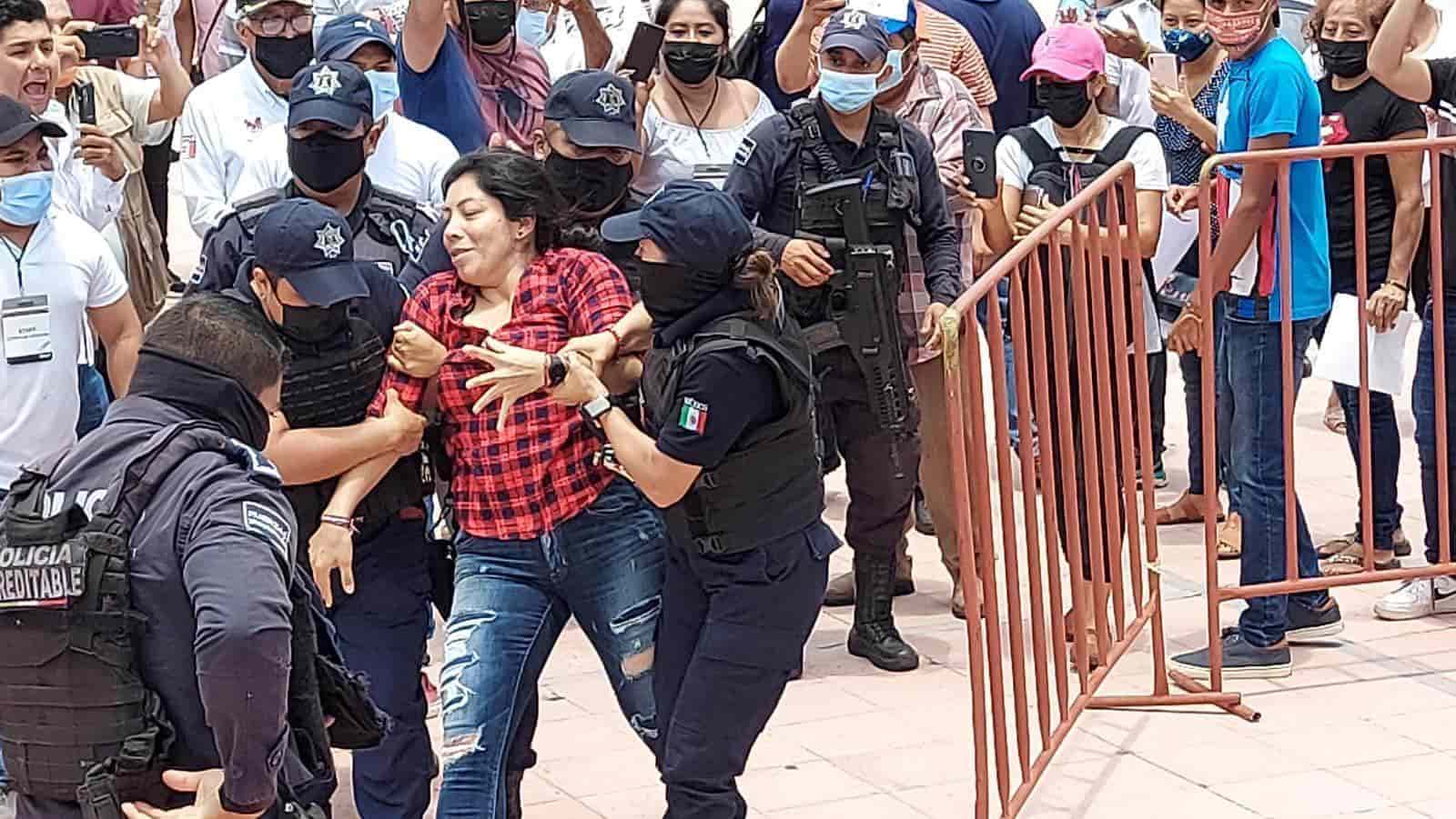 (+Vídeo) Someten a diputada Jessica Cisneros en elección de Morena en Minatitlán