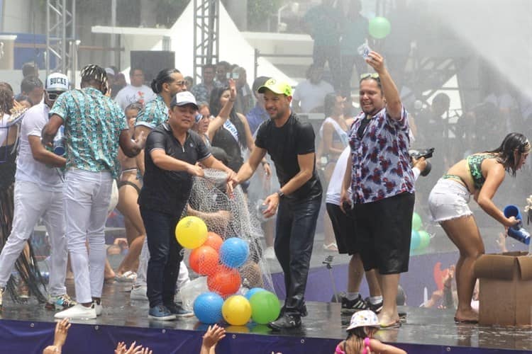 Merenglass y Dorismar, presentes en baño de las Fiestas de Santa Ana (+Video)