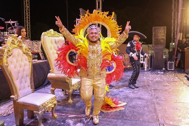 Coronan a América I y La Mona I como Reyes de la Alegría del Carnaval de Cardel