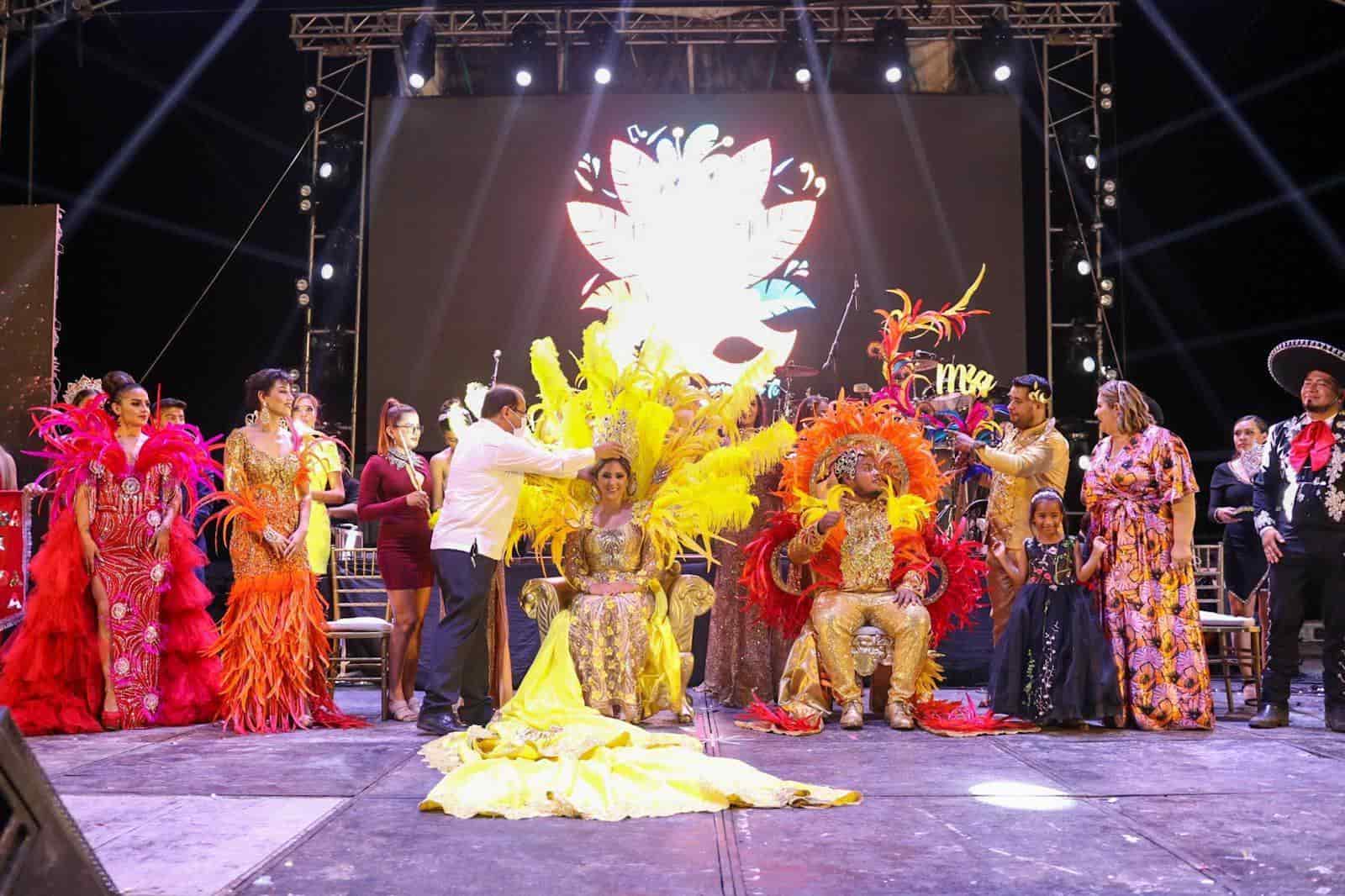 Coronan a América I y La Mona I como Reyes de la Alegría del Carnaval de Cardel