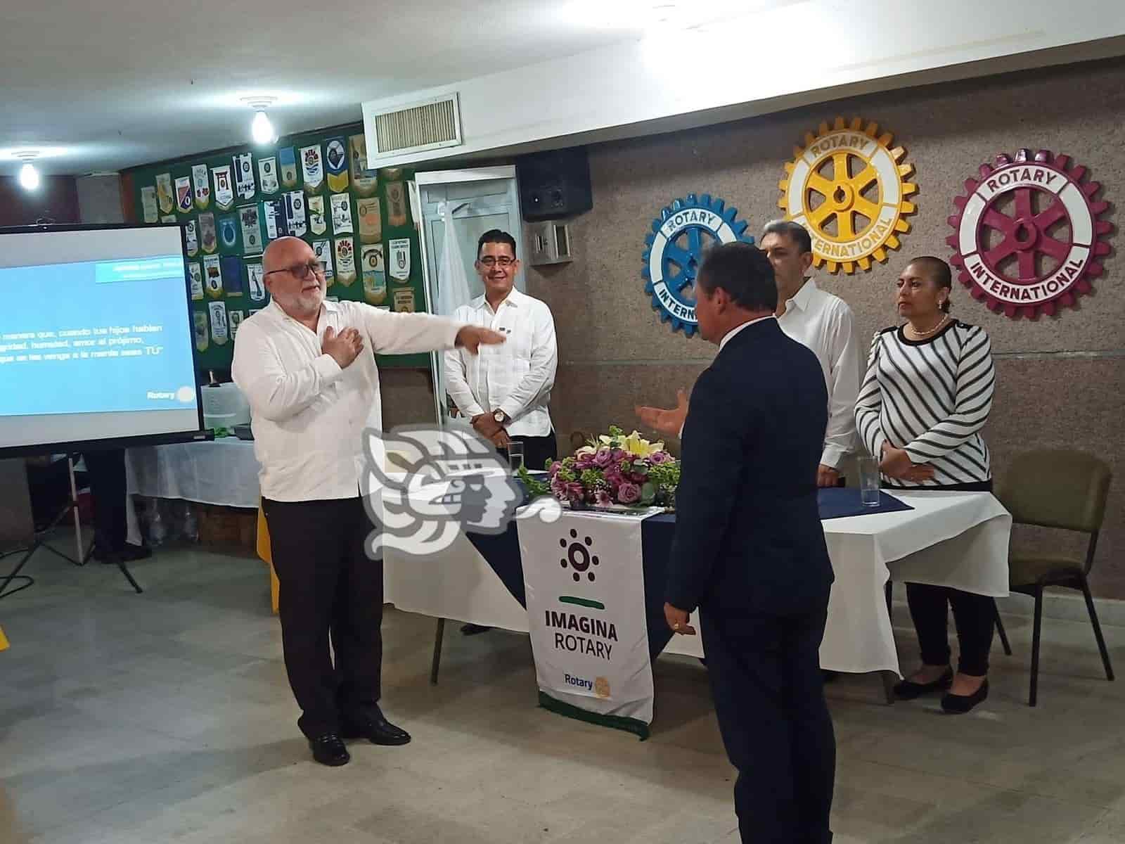 Phínder Villalón toma protesta como presidente del Club Rotario en Coatzacoalcos