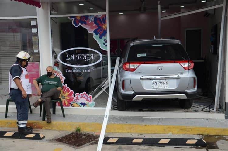 Conductor se impacta contra negocio en Veracruz; confundió el freno con el acelerador