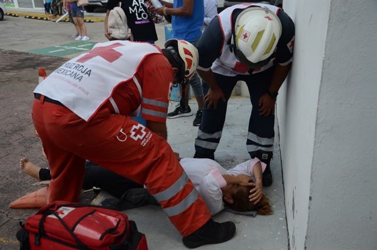 Conductor se impacta contra negocio en Veracruz; confundió el freno con el acelerador