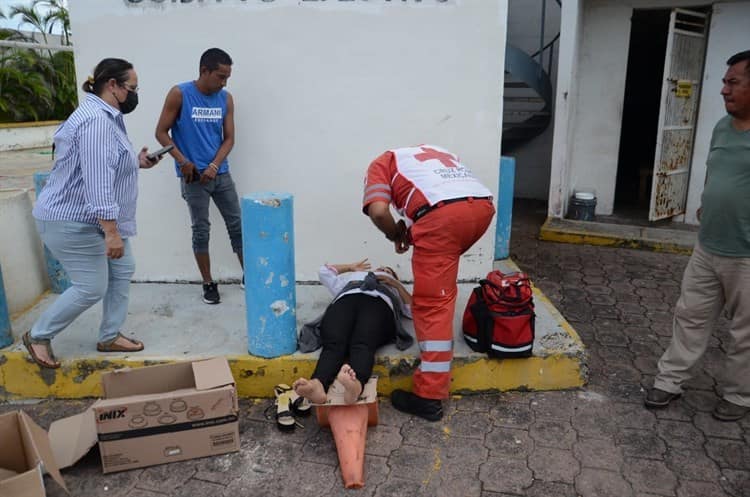 Conductor se impacta contra negocio en Veracruz; confundió el freno con el acelerador