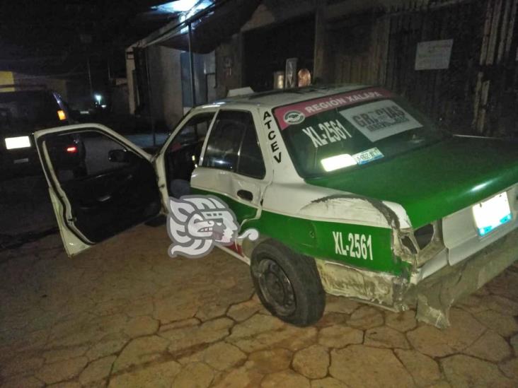 Taxista pierde el control y choca contra poste de luz en la carretera Misantla-Xalapa