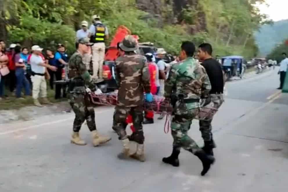 Camioneta cae a barranco en camino rural de Perú; hay 16 muertos, entre ellos niños