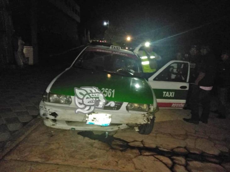 Taxista pierde el control y choca contra poste de luz en la carretera Misantla-Xalapa