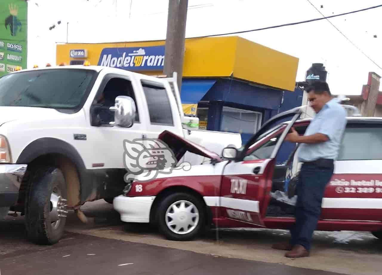 Taxi choca contra camioneta en Misantla; reportan daños cuantiosos