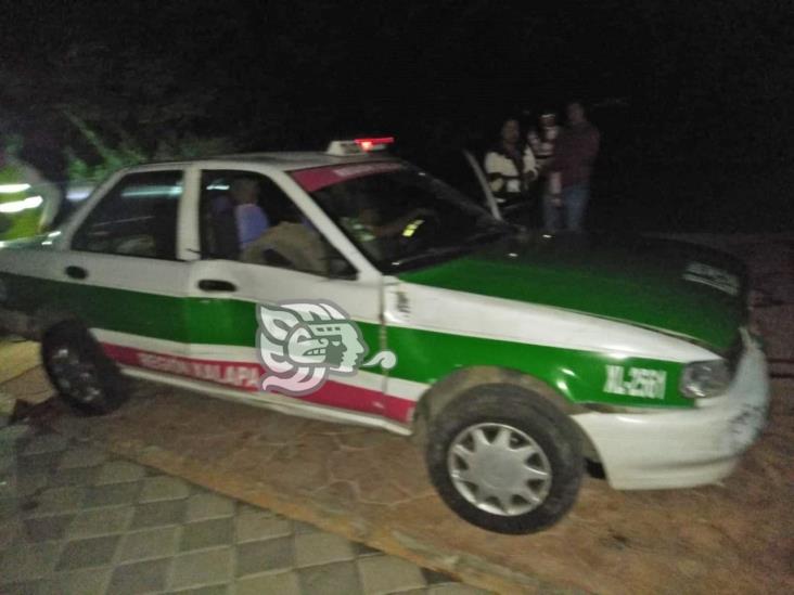 Taxista pierde el control y choca contra poste de luz en la carretera Misantla-Xalapa