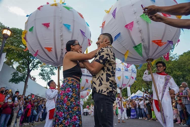 Pareja contrae matrimonio durante el desfile de delegaciones en la Guelaguetza