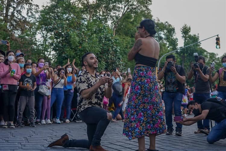 Pareja contrae matrimonio durante el desfile de delegaciones en la Guelaguetza