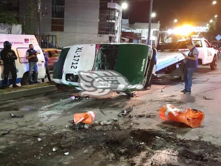 Taxista choca con lozas y vuelca sobre Lázaro Cárdenas, en Xalapa