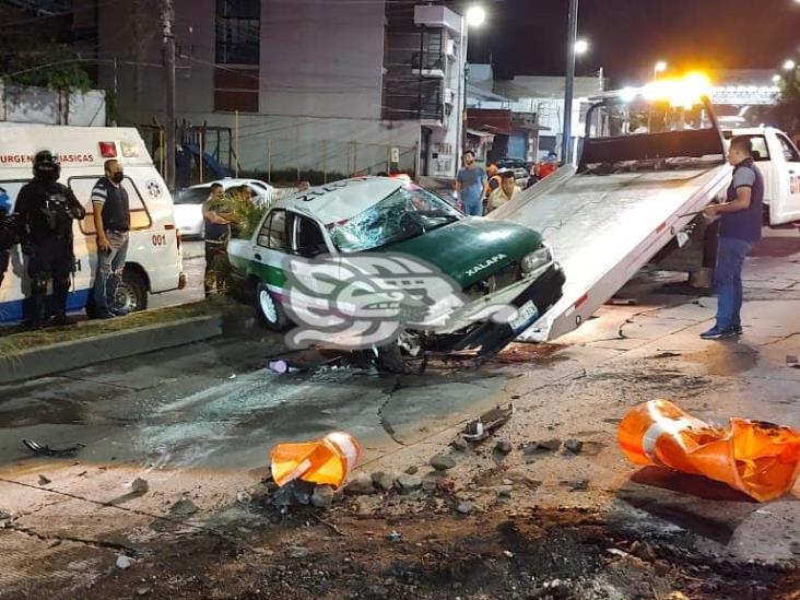 Taxista choca con lozas y vuelca sobre Lázaro Cárdenas, en Xalapa