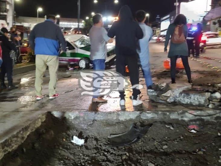 Taxista choca con lozas y vuelca sobre Lázaro Cárdenas, en Xalapa