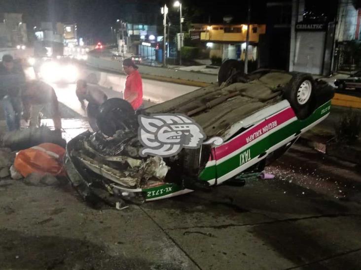 Taxista choca con lozas y vuelca sobre Lázaro Cárdenas, en Xalapa