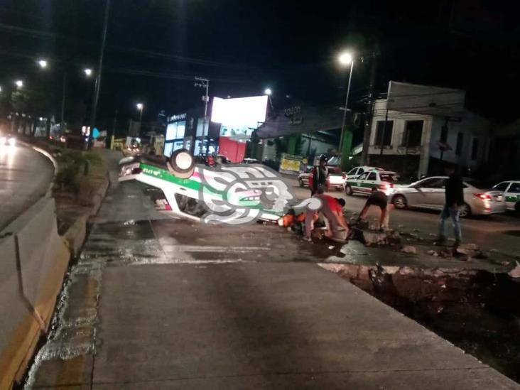 Taxista choca con lozas y vuelca sobre Lázaro Cárdenas, en Xalapa