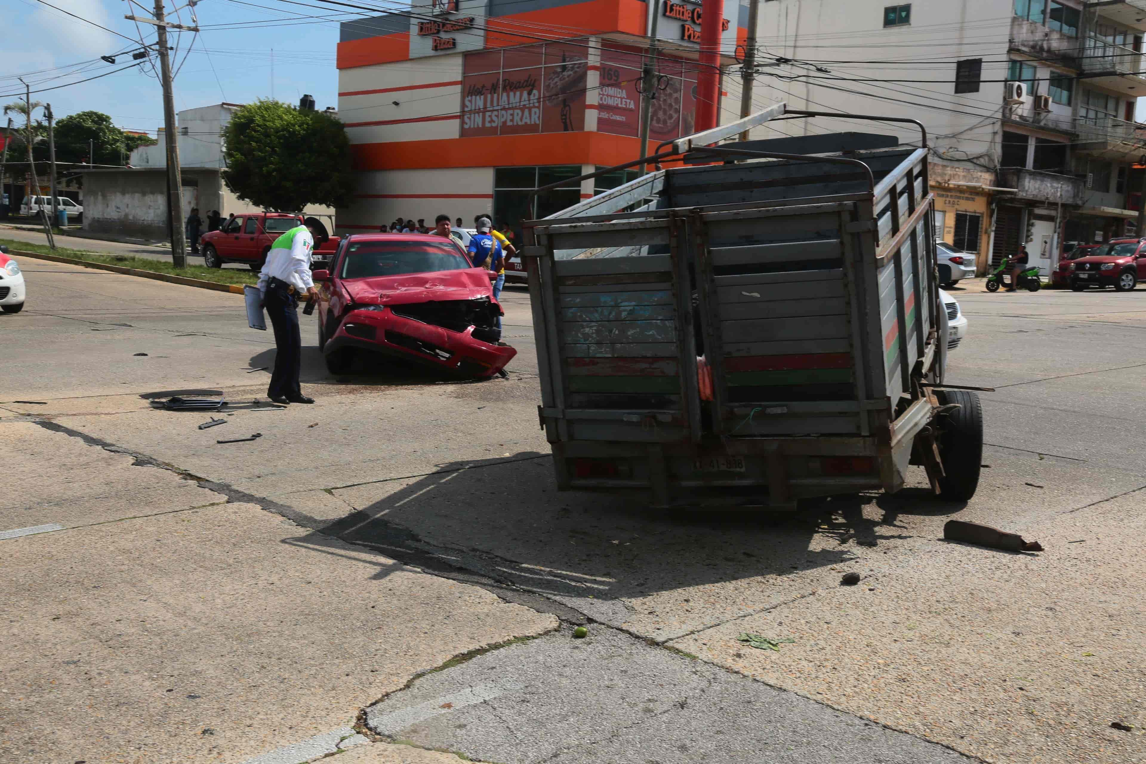 Camioneta cargada con aguacates chocó contra automóvil