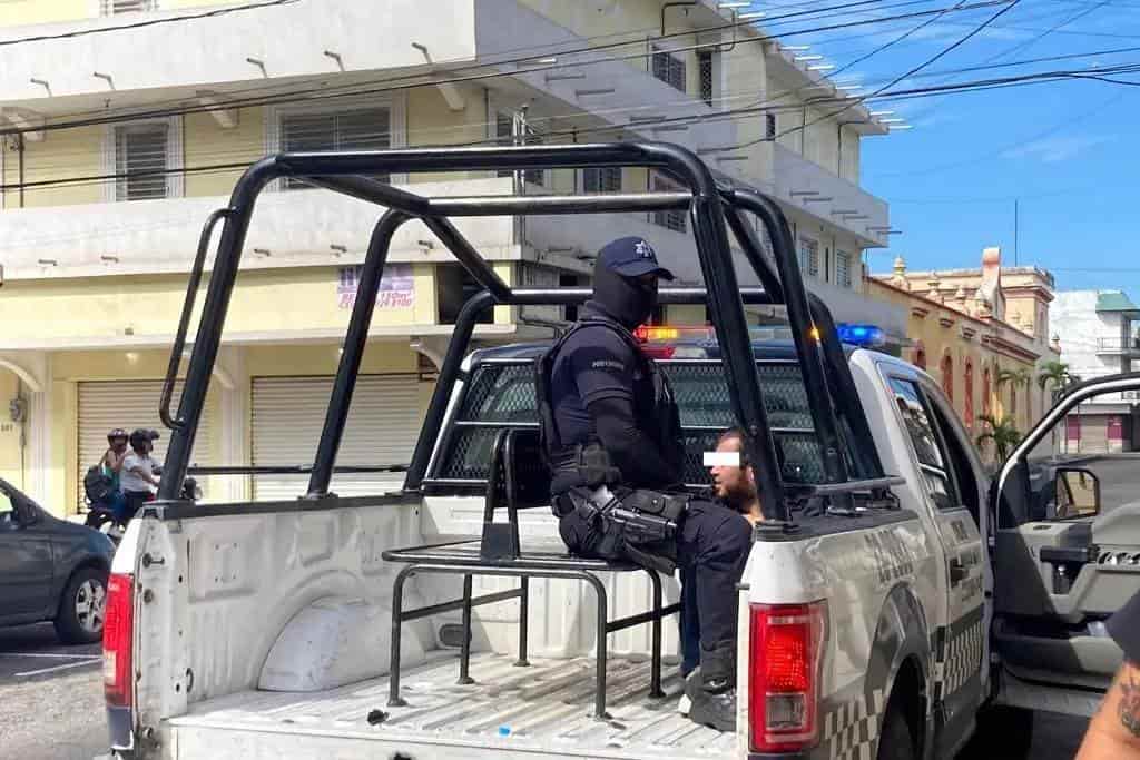 Hombre agrede a persona de la tercera edad en calles del centro de Veracruz