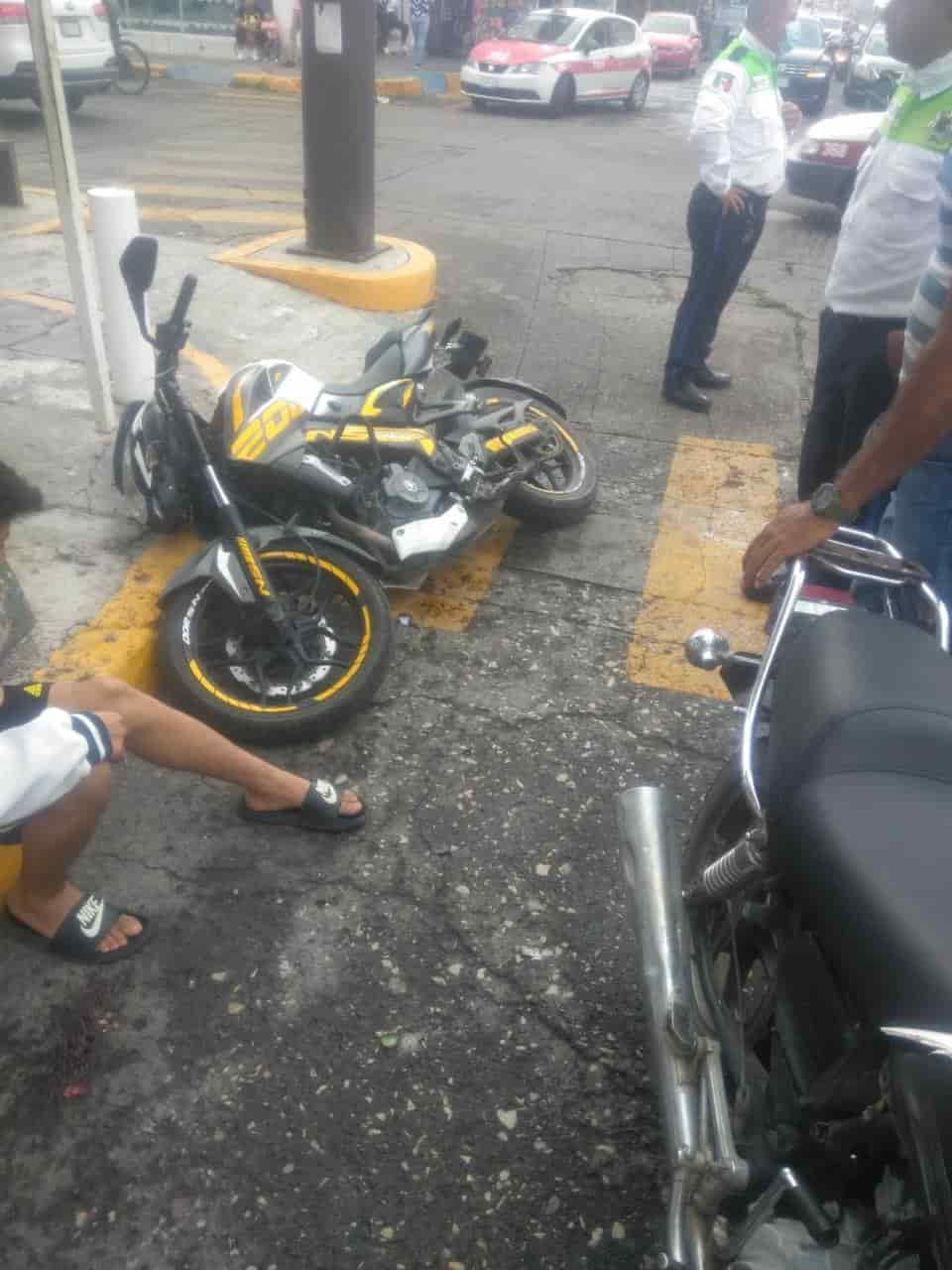 Motociclistas chocan entre ellos en Tierra Blanca; resultaron heridos