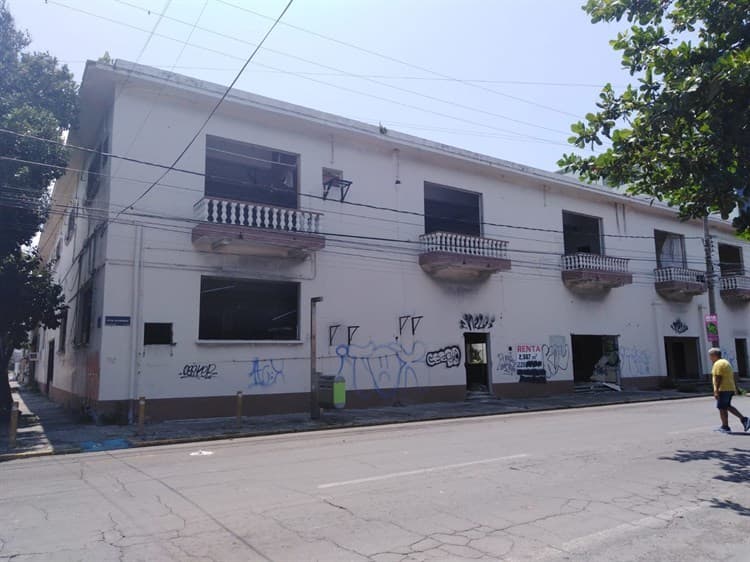 En el abandono, antiguas oficinas administrativas del Seguro Social en Veracruz