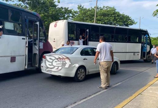 (+Video) Choque entre urbano y particular genera trifulca en Coatzacoalcos