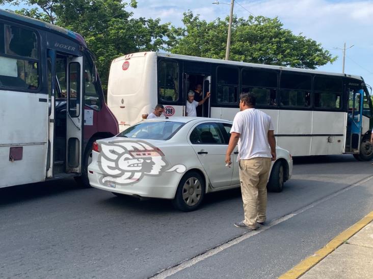 (+Video) Choque entre urbano y particular genera trifulca en Coatzacoalcos