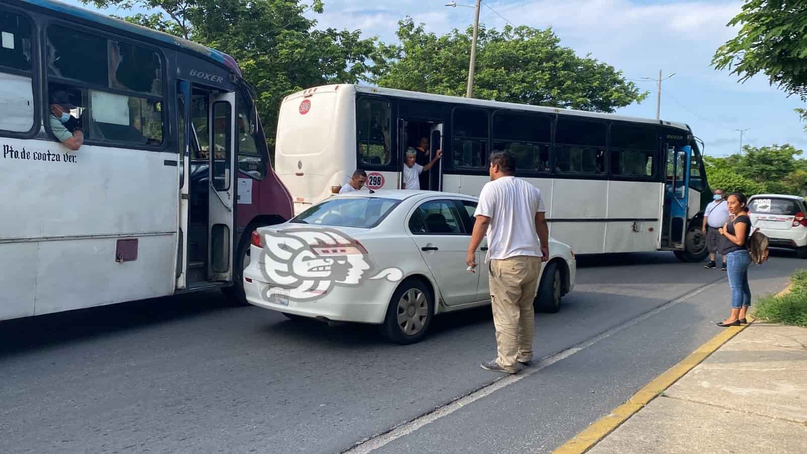 (+Video) Choque entre urbano y particular genera trifulca en Coatzacoalcos