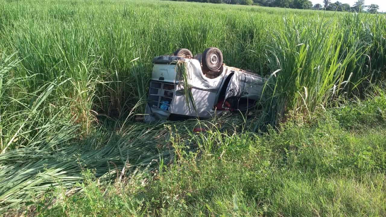 Comerciante poblano vuelca su automóvil sobre la carretera a Tlacojalpan, Veracruz