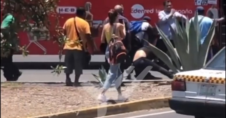 Chofer de autobús propina golpiza a pasajero por el cobro de $15 del boleto (+Video)