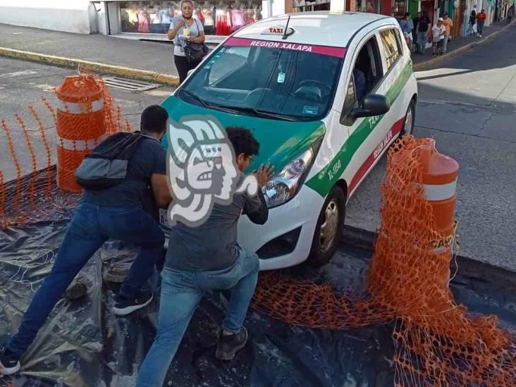 Despistado taxista cae en las obras de pavimentación de Clavijero y Victoria