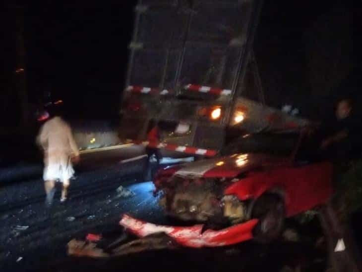 Auto se estampa contra un tráiler sobre la carretera Veracruz-Cardel