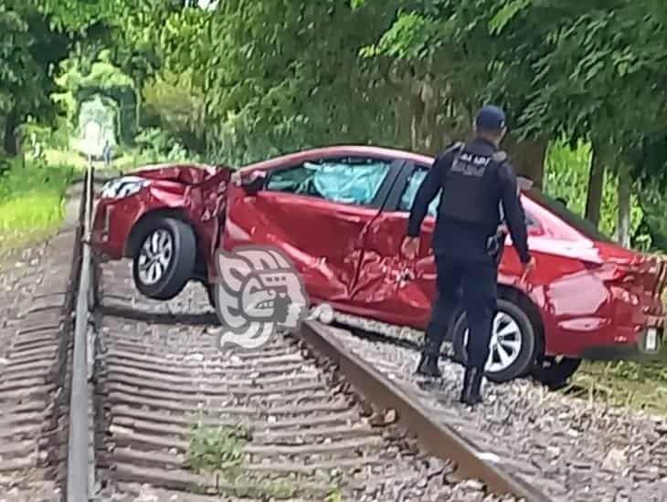 Vehículo intenta ganarle al tren y es arrastrado en Minatitlán