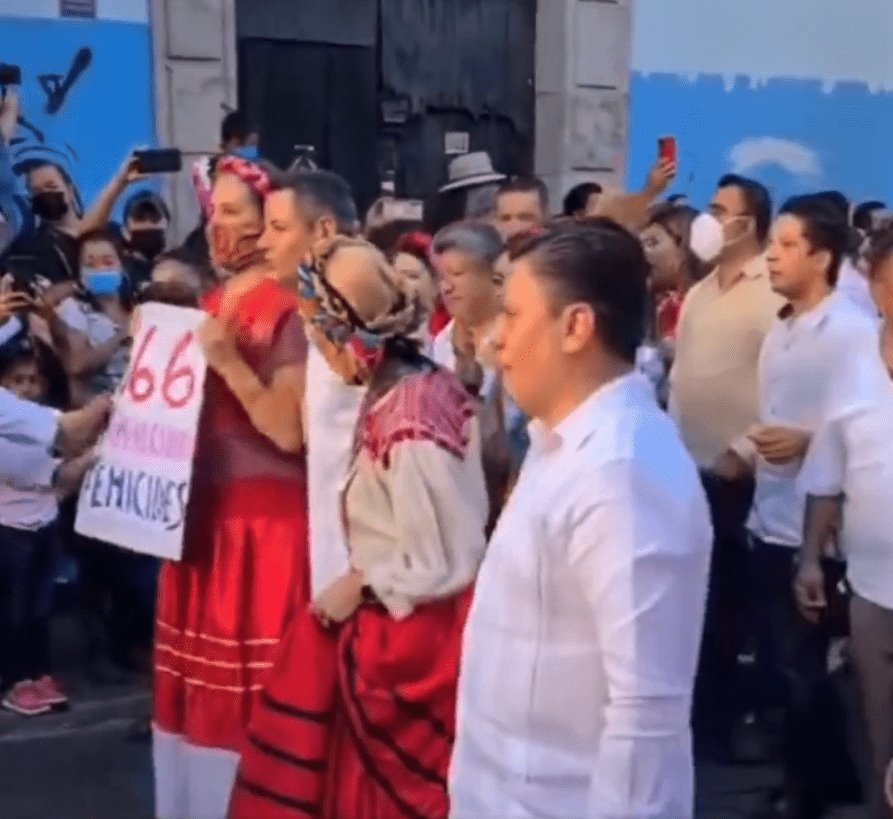 Mujer expone al gobernador de Oaxaca con cartel que acusa de feminicidios (+Video)