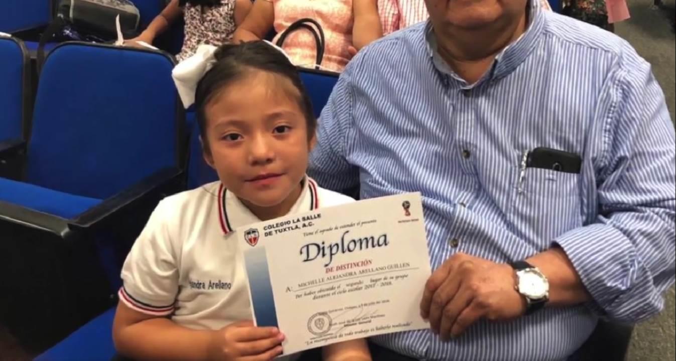 Niña chiapaneca con un IQ similar al de Einstein, estudiará medicina en EU